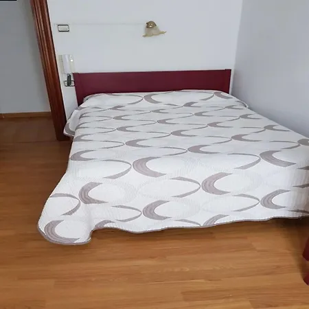 Cozy Single With Shared Bathroom *