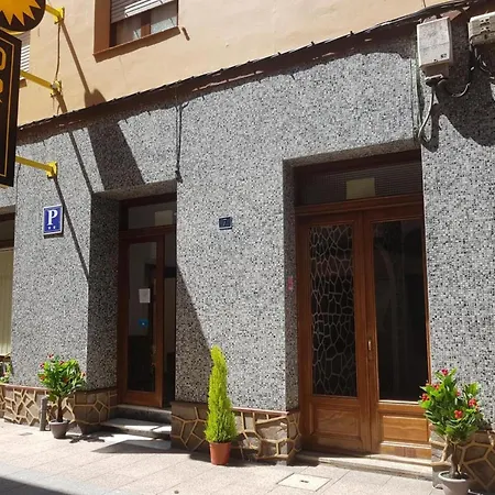 Cozy Single With Shared Bathroom لواركا