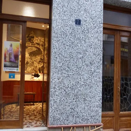 Cozy Single With Shared Bathroom لواركا